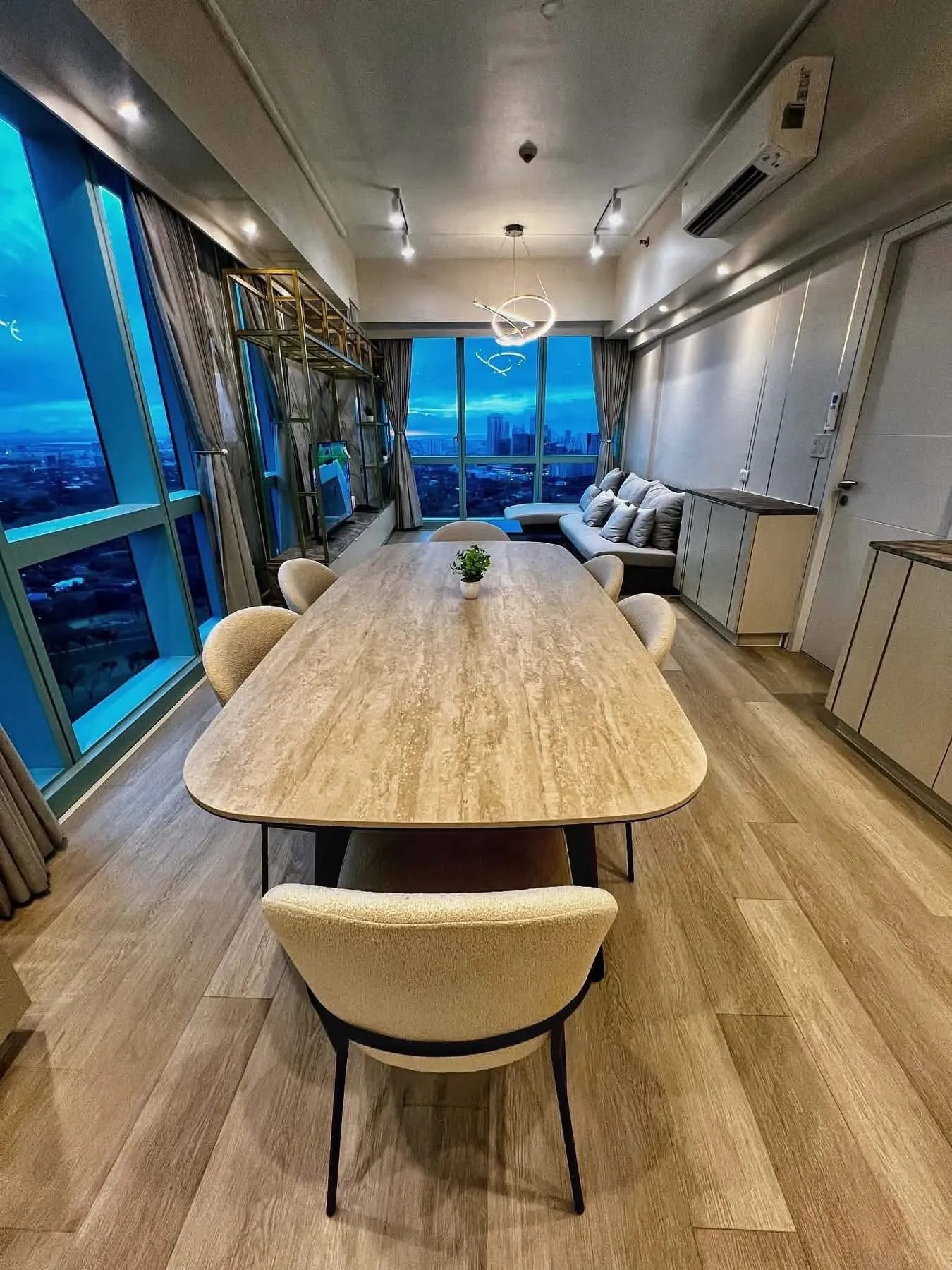 8 Forbes Town Road BGC